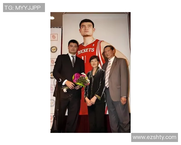 姚明与孩子们的温馨合影展现篮球巨星的亲和力与家庭幸福